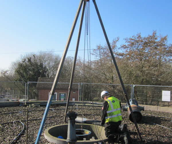 Using shear legs to assemble a cresset distributor in the Midlands