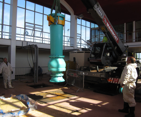 Lifting Pump in to place on Cleam Water site in Northumberland