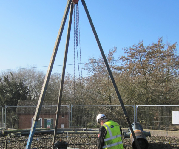 Using shear legs to assemble a cresset distributor in the Midlands